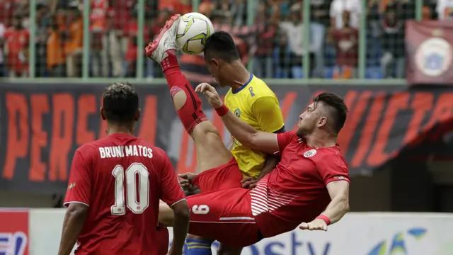Striker Persija Jakarta, Marko Simic, melakukan tendangan salto saat melawan 757 Kepri Jaya. (Bola.com/Yoppy Renato)