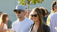 Niall Horan mesra dengan perempuan, pacar baru? (sumber: The Sun.co.uk)