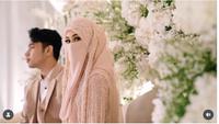 6 Potret Gamis Tinandrose di Resepsi Nikah, Nuansa Dusty Pink Berhias Payet
