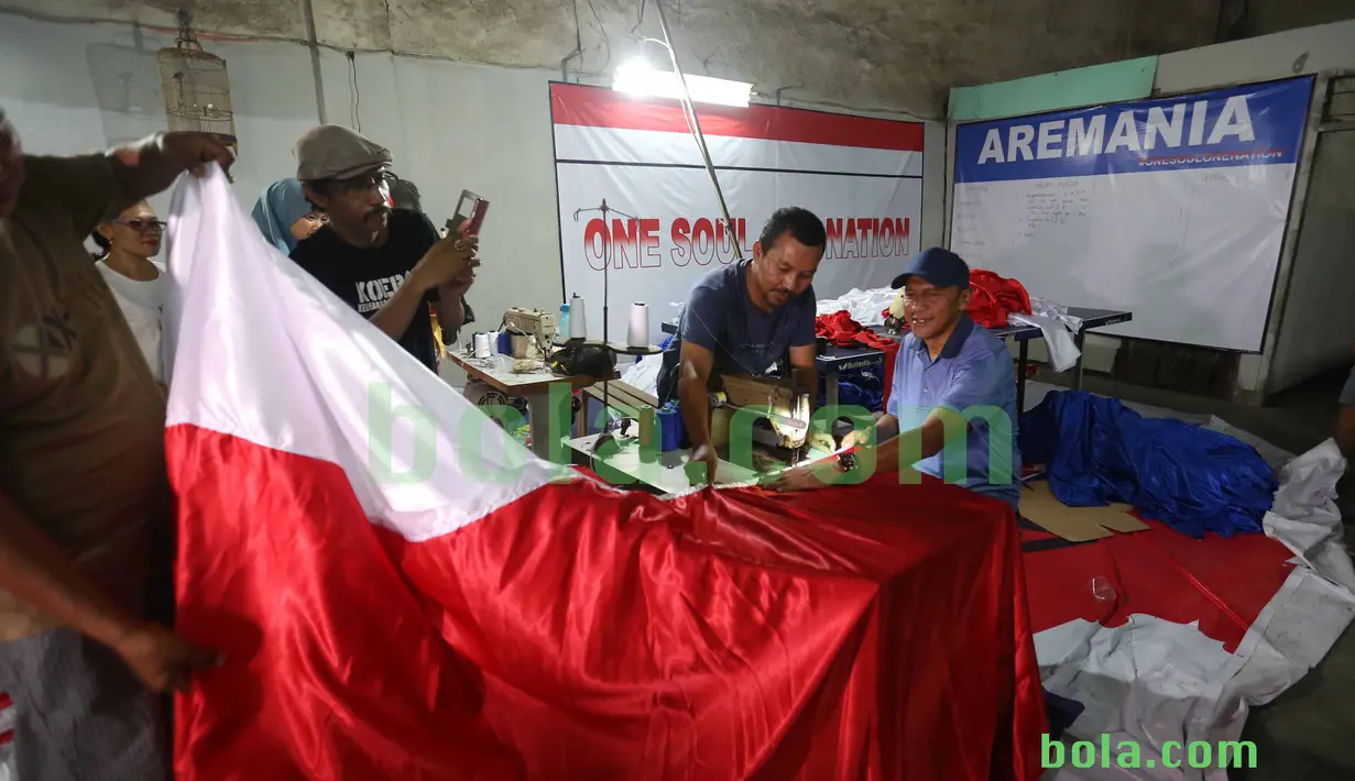 Pelatih Rahmad Dharmawan mencoba mempraktekan cara menjahit bendera Merah-Putih di Tangerang, Sabtu (31/10/2015). Tema ini berjudul 'ONE SOUL, ONE NATION, Untuk Sepakbola Indonesia". (Bola.com/Nicklas Hanoatubun).