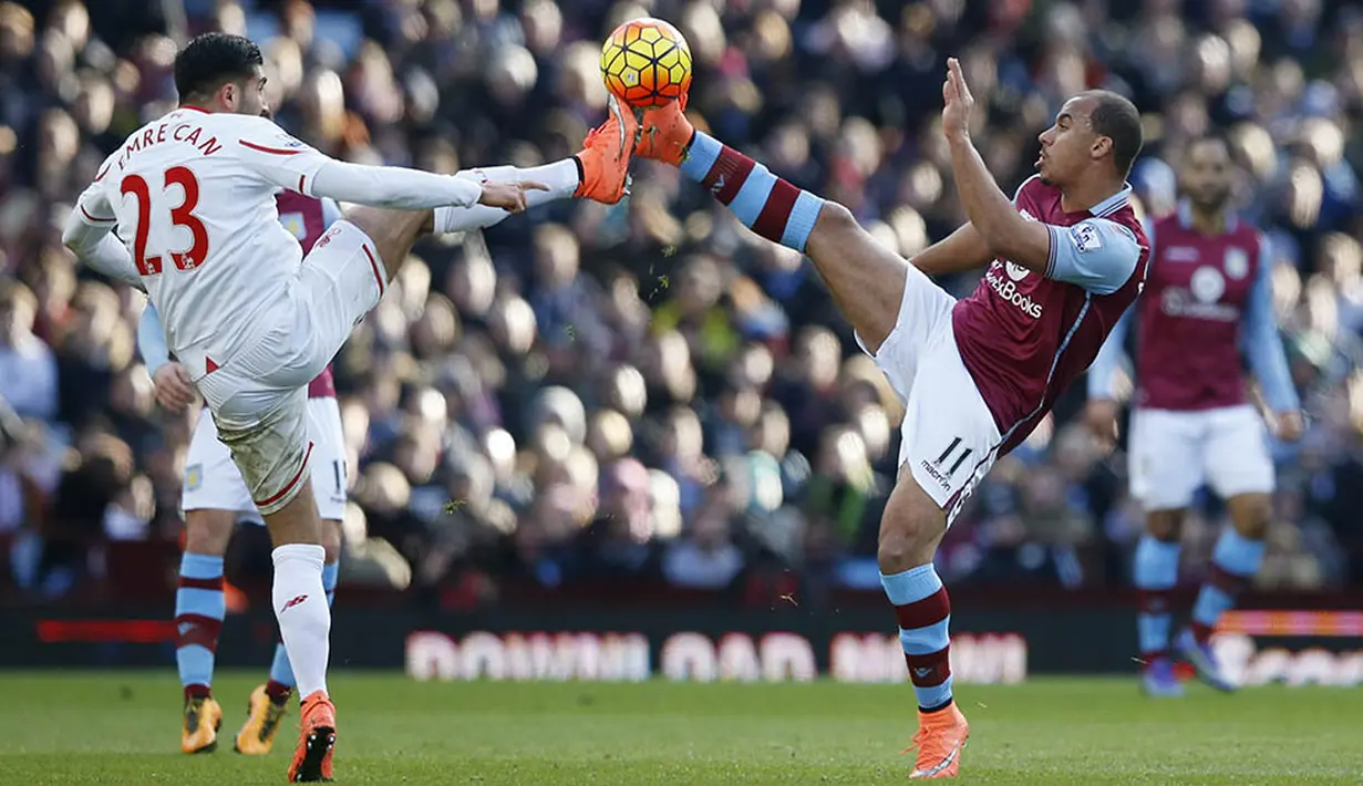 Striker Aston Villa, Gabriel Agbonlahor, berebut bola dengan pemain Liverpool, Emre Can. The Reds munguasai jalannya pertandingan dengan penguasaan bola 61 persen. (Reuters/Phil Noble)