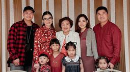 Glenn Alinskie tampil simpel dengan memadukan kaus warna hitam sebagai inner dan kemeja kotak-kotak sebagai outernya. Chelesa Olivia tampil elegan dengan dress warna merah. Chelsea tata rambut dengan gaya ikat tengah. Nastusha selaras dengan sang mama paka dress warna merah, sementara Dante pakai baju kemeja kotak-kotak sama seperti sang ayah. (Liputan6.com/IG/@glennalinskie)