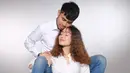 Momen romantis turut terekam ketika Tasya bersandar di antara kaki suaminya yang duduk di belakangnya. Arjuna Dewanto tampak memegang bahunya dengan penuh kasih, sementara Tasya menikmati momen tersebut dengan ekspresi damai. Kehangatan keluarga ini semakin memperlihatkan bagaimana Tasya Revina kaya akan cinta dan kebahagiaan. (Liputan6.com/IG/@tasyarevina)