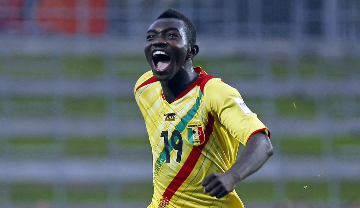 Pemain Mali, Adama Traore melakukan selebrasi setelah mencetak gol ke gawang Uruguay pada laga Piala Dunia U-20 2015 yang berlangsung di Hamilton, 6 Juni 2015. Traore terpilih menjadi pemain terbaik pada turnamen tersebut. Ia sukses mengantarkan negaranya finis di peringkat ketiga. Selain itu, pemain yang berposisi sebagai penyerang itu berhasil mencetak 4 gol untuk Les Aigles. (AFP/Shane Wenzlick)