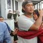 Seorang pria menenangkan seorang wanita yang menangis di RSUD Cimacan, Cianjur, Jawa Barat, Senin (21/11/2022). Hingga berita ini ditulis, Bupati Cianjur Herman Suherman menyebut jumlah korban meninggal akibat gempa magnitudo 5,6 yang mengguncang Cianjur sudah mencapai 56 orang dan 700 lebih lainnya luka-luka. (merdeka.com/Arie Basuki)