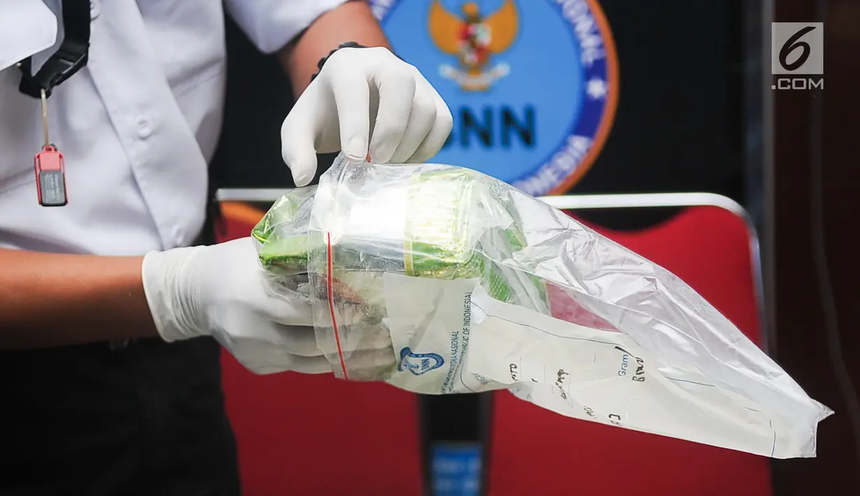 Petugas menata barang bukti 25 kilogram sabu di Kantor BNN, Jakarta, Senin (22/5). BNN mengungkap kasus peredaran Narkoba jaringan internasional yang dikendalikan terpidana mati, Togiman alias Toge dari Lapas Tanjung Gusta. (Liputan6.com/Yoppy Renato)