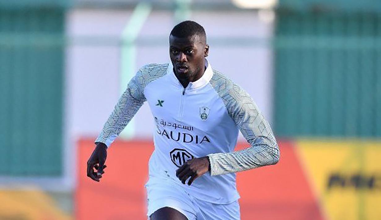 Mbaye Niang. Striker Senegal berusia 28 tahun yang pada awal musim 2022/2023 bergabung dengan Auxerre ini sebelumnya sempat bermain di Liga Arab Saudi bersama Al-Ahli SC. Ia bergabung dengan Al-Ahli SC pada pertengahan musim 2020/2021 dengan status pinjaman dari Rennes. Hanya bertahan selama setengah musim, ia lantas kembali memperkuat Rennes pada awal musim 2021/2022. Bersama Al-Ahli SC ia hanya bermain dlaam 5 laga saja. (Al-AhliFC)