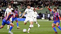Bek&nbsp;Manchester United, Harry Maguire, mendapatkan pengawalan dari pemain Crystal Palace pada laga persahabatan di Melbourne Cricket Ground (MCG), Selasa (19/7/2022). (AFP/William West)
