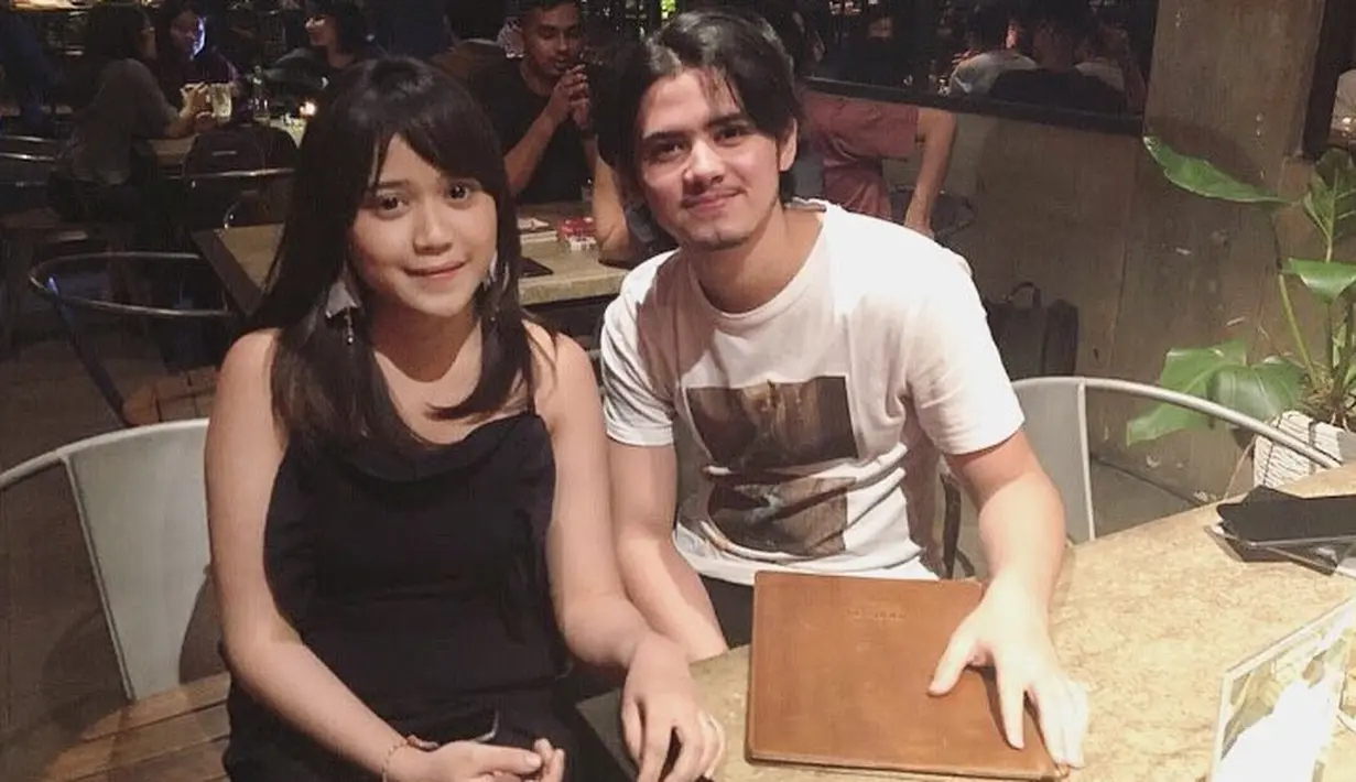 Nah, kali ini Jodie yang sedang bersama Aliando memakai dress mini berwarna hitam. Eits, ada yang bilang paras Jodie ini mirip dengan Prilly Latuconsina loh. Setuju nggak? (Instagram/brisiajodie96)