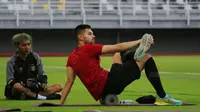 Pemain naturalisasi Timnas Indonesia, Sandy Walsh, menjalani latihan ringan di Stadion Gelora Bung Tomo (GBT), Surabaya, Sabtu (10/6/2023) petang WIB. (Bola.com/Wahyu Pratama)