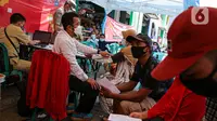 Suasana program vaksin COVID-19 di Pasar Gang Kancil, Taman Sari, Jakarta Barat, Senin (2/8/2021). Gubernur Anies Baswedan mengatakan pemprov DKI telah memenuhi target Presiden Joko Widodo untuk menyalurkan vaksinasi Covid-19 dosis pertama kepada 7,5 juta orang. (Liputan6.com/Faizal Fanani)