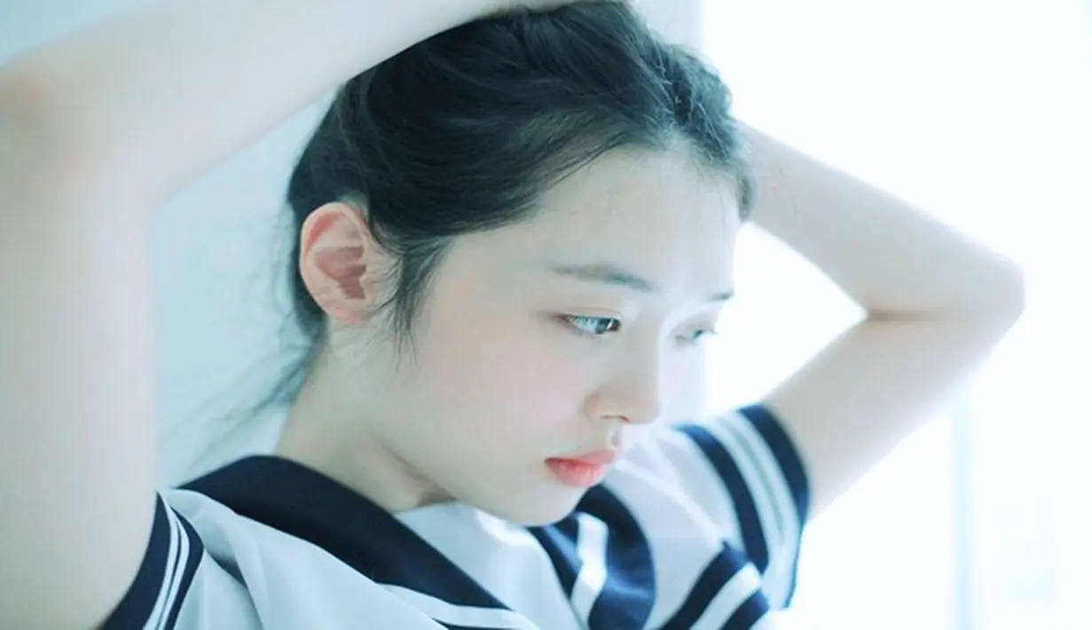 Yang lebih menariknya, Sulli Choi begitu menguasai teknik foto. Dirinya begitu memasang mimik wajah andalannya yang terkenal polos. (Koreaboo)