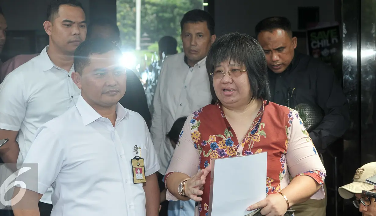 Kuasa hukum Falcon Pictures, Lydia Wongsonegoro memberikan keterangan pers di Polda Metro Jaya, Selasa (27/9). Polda Metro berhasil menangkap pembajak film Warkop DKI Reborn. (Liputan6.com/Yoppy Renato)