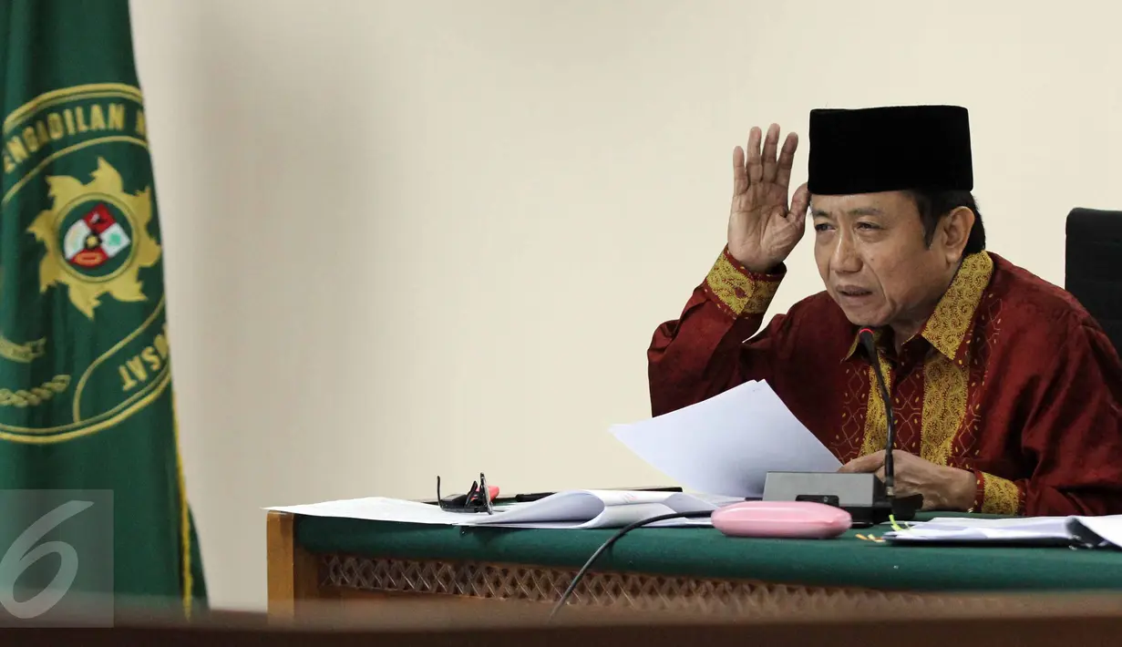 Mantan Sekjen ESDM Waryono Karno menjalani persidangan dengan agenda mendengarkan keterangan saksi di Pengadilan Tipikor, Jakarta, Rabu (24/6/2015). Waryono diduga terlibat dalam kasus korupsi di lingkungan Kementrian ESDM. (Liputan6.com/Helmi Afandi) 