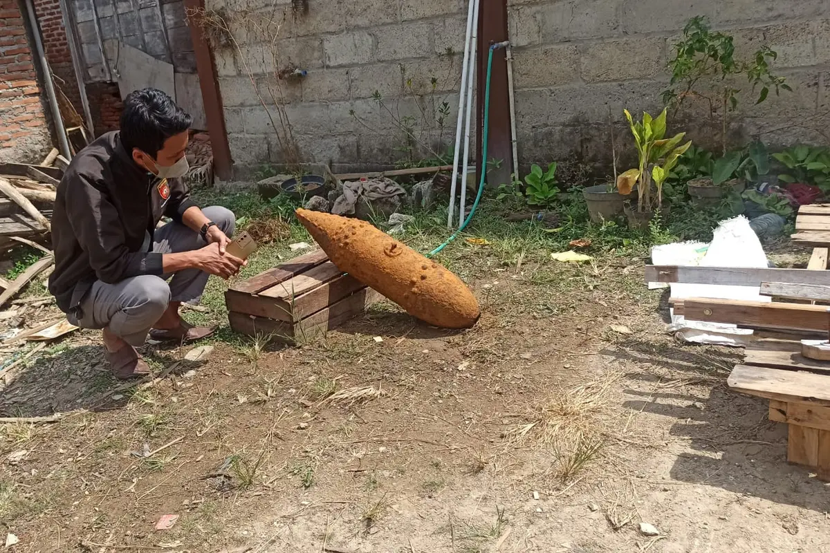 Temuan sebuah benda peninggalan perang dunia diduga adalah bom dari area petilasan Sunan Kalijaga yang lokasinya berada di sekitar kuburan Dukuh Karang Legi, Desa Patalan, Kecamatan Blora, Kabupaten Blora. (Liputan6.com/ Ahmad Adirin)