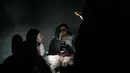 Kepanikan sempat terjadi, sirine peringatan datangnya serangan Iran memicu upaya evakuasi warga ke tempat-tempat perlindungan bawah tanah. Tampak dalam foto, warga berlindung saat sirene serangan udara memperingatkan akan datangnya serangan rudal Iran di Petah Tikva, Israel, Selasa, 31 Maret 2026. (AP Photo/Ohad Zwigenberg)