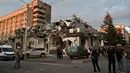 Layanan darurat Ukraina mengatakan bahwa 42 orang terluka dalam serangan yang menghancurkan restoran Ria Pizza yang populer di kota itu. (AFP/Genya Savilov)