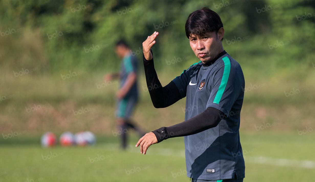 Pelatih Timnas Indonesia U-19, Eduard Tjong, memberikan pengarahan kepada para pemain seleksi. (Bola.com/Vitalis Yogi Trisna)