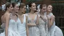 Model berpose mengenakan gaun pengantin karya Monique Lhuillier yang ditampilkan dalam Bridal Fashion Week di New York (21/4). Dalam acara ini sejumlah perancang dunia ikut memamerkan koleksi busana musim semi 2018. (AP Photo/Richard Drew)