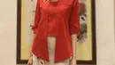 Renata tampil mengenakan kebaya merah lengan 3/4 dengan aksen bordiran. Dipadukan rok berbordir bunga. [Instagram/@renata711]