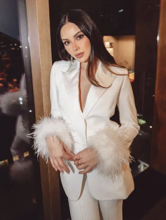 <p>Alyssa kerap tampil elegan disetiap situasi, termasuk di pesta ulang tahunnya yang ke-25. Ia tampil serba putih dengan blazer dan celananya. credit: (@alyssadaguise)</p>