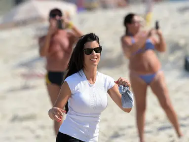 Untuk mengurangi ketegangan dan kepenatan, Ludivine dan keluarga memilih pantai untuk rekreasi, Pantai Rio de Janeiro, Brasil (26/6/2014) (AFP PHOTO/FRANCK FIFE)
