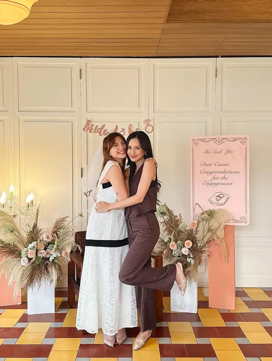 Melihat OOTD simpel Beby Tsabina mengenakan satu set atasan vest cokelat dengan celana panjangnya yang serasi. [Foto: Instagram/bebytsabina]