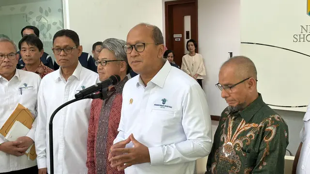 Menteri Investasi dan Kepala BKPM Rosan Perkasa Roeslani mengunjungi pabrik PT Nippon Shokubai Indonesia, di Kota Cilegon, Banten. (Tira/Liputan6.com)