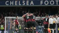 Para pemain Bournemouth berpelukan setelah berhasil mengalahkan Chelsea 1-0 di Stamford Bridge, Minggu (6/12/2015) dini hari WIB. (Reuters/Suzanne Plunkett )