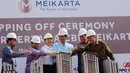 Menko Kemaritiman Luhut Panjaitan dan Presiden Meikarta Ketut Budi Wijaya (kanan) menutup miniatur tower sebagai tanda peresmian penutupan atas (toppiing off) bangunan dua tower pertama Meikarta, di Cikarang, Bekasi, Minggu (29/10). (Liputan6.com/Pool)