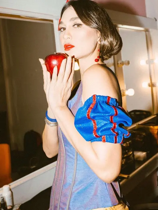 Luna Maya pun mengubah rambutnya menjadi short hair mirip dengan putri salju. (Instagram/lunamaya).