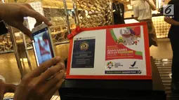 Stiker aman saji Asian Games 2018 terlihat di salah satu restoran di Plaza Indonesia, Jakarta, Selasa (24/7). Penempelan stiker "Aman Saji" salah satu tanda industri makanan tersebut sudah melewati tes keamanan makanan. (Liputan6.com/Arya Manggala)