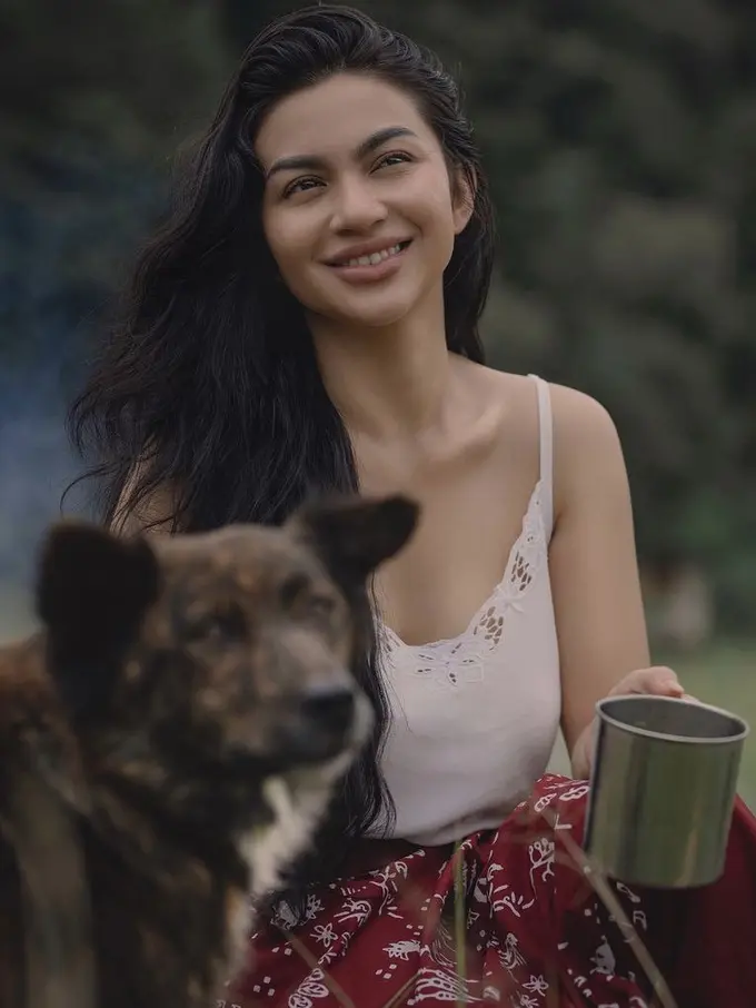 Inspirasi Pakaian Merah dari Ariel Tatum