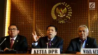 Ketua DPR Setya Novanto bersama Wakil Ketua DPR Agus Hermanto dan Fadli Zon dalam konferensi pers di Gedung DPR, Jakarta, Selasa (18/7). Setnov menghargai keputusan KPK yang menetapkannya sebagai tersangka kasus korupsi e-KTP. (Liputan6.com/Johan Tallo)