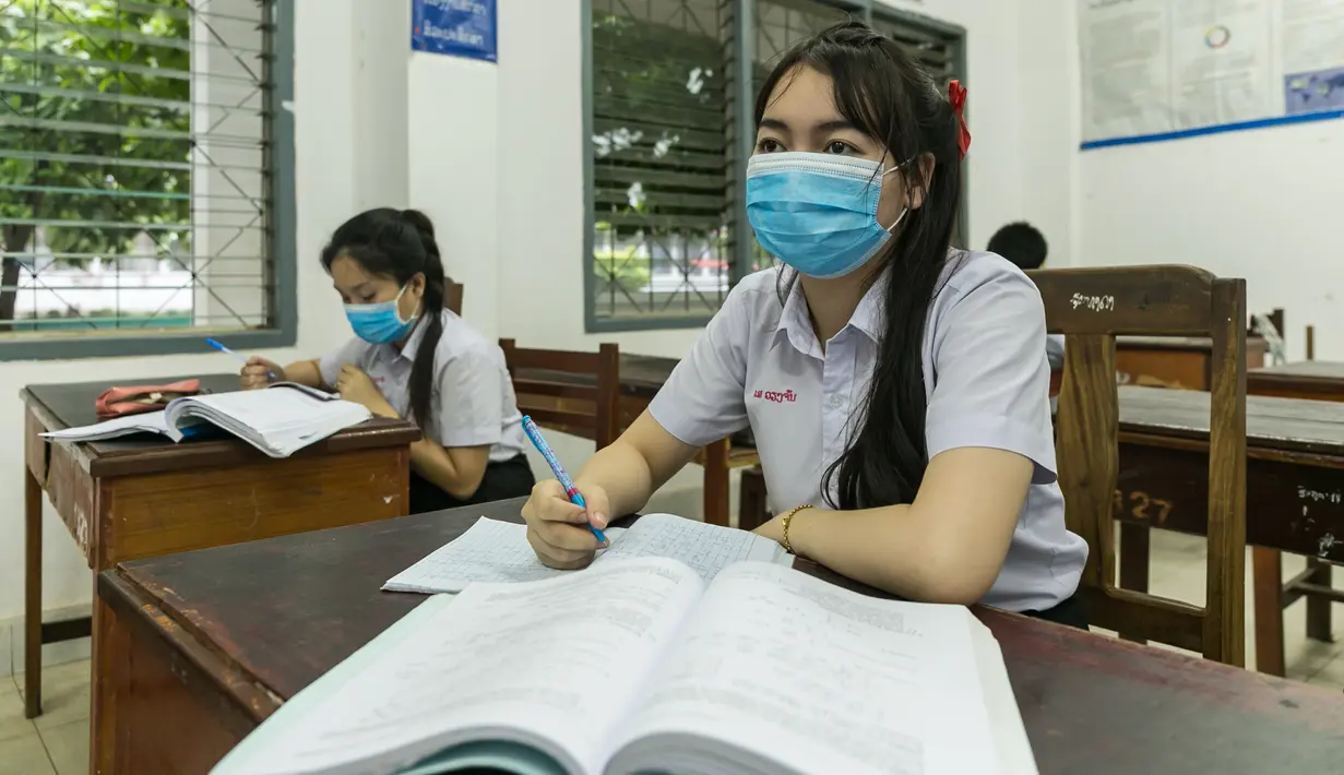 Para siswa mengenakan masker saat mengikuti kelas di sebuah sekolah di Vientiane, Laos, Selasa (19/5/2020). Pemerintah Laos telah mengumumkan bahwa semua siswa di negara itu dapat kembali bersekolah mulai 2 Juni mendatang. (Xinhua/Kaikeo Saiyasane)