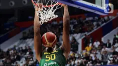 Pemain timnas basket Brasil, Bruno Caboclo saat memasukkan bola ke dalam jaring Pantai Gading pada penyisihan Grup G FIBA World Cup 2023 di Indonesia Arena, Gelora Bung Karno, Jakarta, Rabu (30/8/2023). (Liputan6.com/Helmi Fithriansyah)