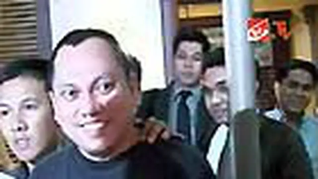 Gayus Diperiksa Kasus Suap Roberto Santonius
