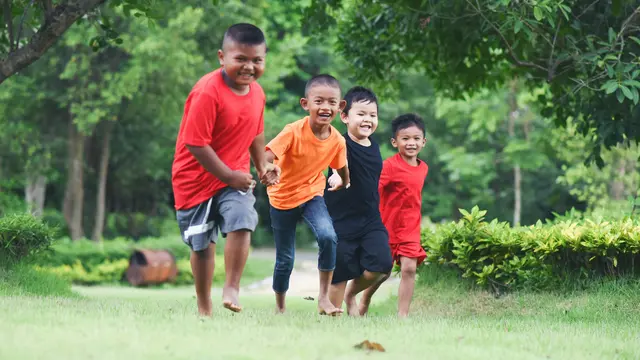 Ilustrasi anak laki-laki, bermain bersama teman, bahagia