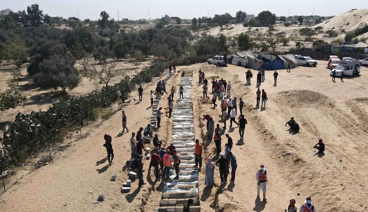Warga Palestina memakamkan 54 jenazah yang tidak teridentifikasi di sebuah pemakaman di Deir al-Balah, di bagian tengah Jalur Gaza, pada 22 Oktober 2025. (Foto oleh AFP)