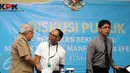 Mantan Ketua Wantimpres Emil Salim berjabat tangan dengan mantan Pimpinan KPK Bambang Widjojanto usai diskusi publik bertajuk 'Kebijakan Reklamasi: Menilik Tujuan, Manfaat dan Efeknya' di auditorium KPK, Jakarta, Selasa (4/10). (Liputan6.com/Helmi Afandi)