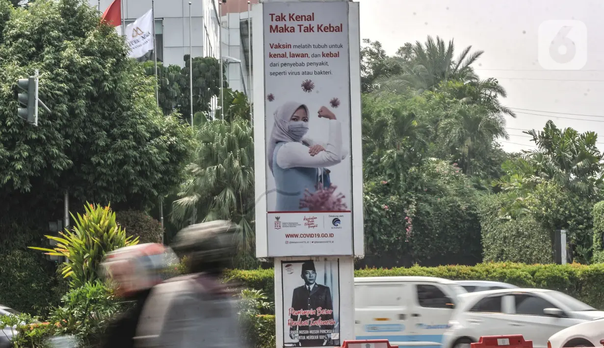 Kendaraan melintas di dekat papan reklame sosialisasi vaksin Covid-19 di tiang pancang proyek monorel, Senayan, Jakarta, Selasa (17/11/2020). Tiang pancang monorel yang terbengkalai selama 16 tahun itu dimanfaatkan oleh sebagai papan reklame sosialisasi vaksin Covid-19. (merdeka.com/Iqbal S Nugroho)
