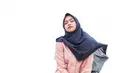 Youtuber dengan jumlah subscriber terbanyak kedua di Indonesia ini tampak santai saat liburan di Korea. Menggunakan busana muslim berwarna pink, dilengkapi dengan hijab berwarna hitam yang dihembus angin, ia tampak menawan. (Liputan6.com/IG/@riaricis1795)