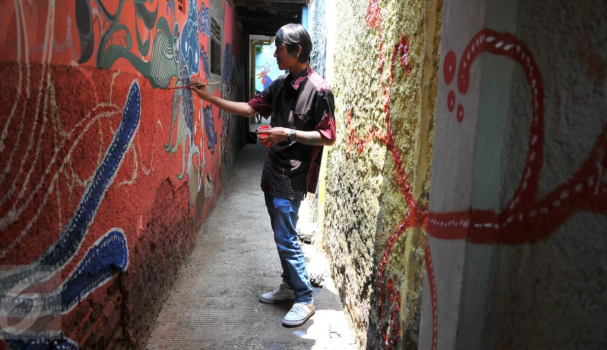 Warga membatik tulis di sebuah dinding di Kampung Batik di Palbatu, Jakarta, Jumat (2/10). Kegiatan dalam rangka memperingati Hari Batik Nasional ini untuk memupuk rasa cinta akan batik sebagai warisan budaya asli Indonesia. (Liputan6.com/Gempur M Surya)