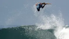 Peselancar dari Brasil Filipe Toledo berusaha menaklukkan ombak saat bertanding dalam turnamen Kejuaraan Selancar Dunia 2018 di Keramas, Gianyar, di pulau resor Bali (2/6). (AFP Photo/Sonny Tumbelaka)