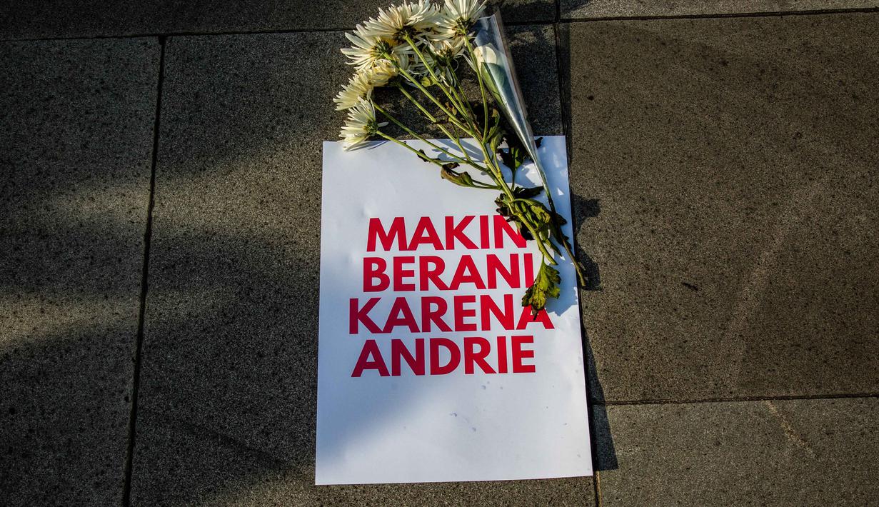Dimas Bagus Arya menambahkan bahwa serangan penyiraman air keras itu mengakibatkan terjadinya luka serius di sekujur tubuh Andrie Yunus, terutama pada area tangan kanan dan kiri, muka, dada, serta bagian mata. Tampak dalam foto, sebuah poster bergambar bunga terlihat saat demonstrasi mendukung Wakil Koordinator KontraS, Andrie Yunus, yang disiram air keras oleh orang tak dikenal, Yogyakarta, 14 Maret 2026. (DEVI RAHMAN/AFP)