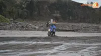 Tembus Sisa Banjir Lahar Dingin, Warga Nekat Pulang ke Rumah