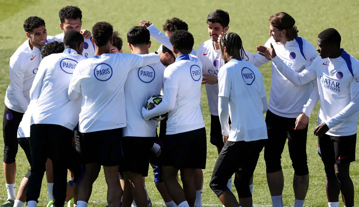 Pertandingan atau leg pertama kedua tim tersebut akan berlangsung di Parc des Princes, Prancis, pada Kamis (9/4/2026) dini hari WIB. Tampak dalam foto, para pemain Paris Saint-Germain menghadiri sesi latihan di Campus Paris Saint-Germain, Poissy, pinggiran barat Paris pada Selasa 7 April 2026. (FRANCK FIFE/AFP)