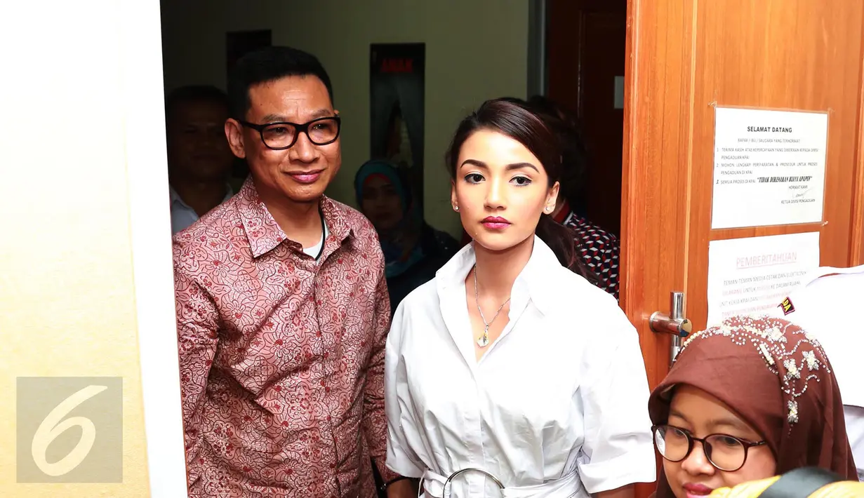 Tsania Marwa mendatangi kantor KPAI, Menteng, Jakarta, Selasa (2/5). Kedatangan Tsania untuk mengadukan masalah sulit bertemu kedua anaknya yang kini diasuh suaminya, Atalarik Syah. (Liputan6.com/Herman Zakharia)