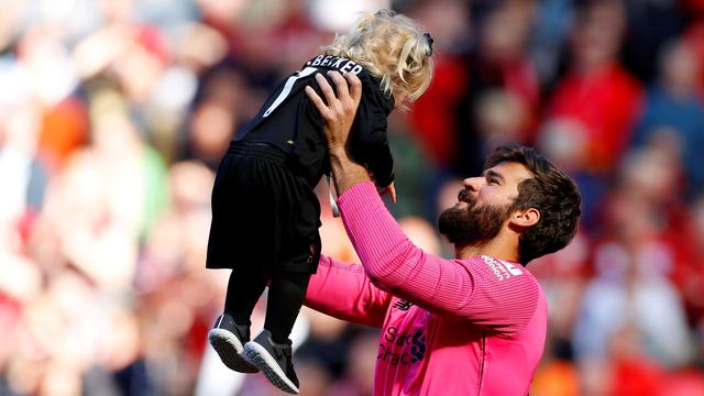 Ekspresi Kiper Liverpool Alisson Becker Raih Golden Glove