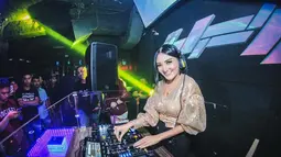 Tak seperti stigma kebanyakan orang jika DJ berpakaian seksi, wanita berusia 37 tahun ini justru tampil casual dan juga santai. (Liputan6.com/IG/@kikiamaliaworld)